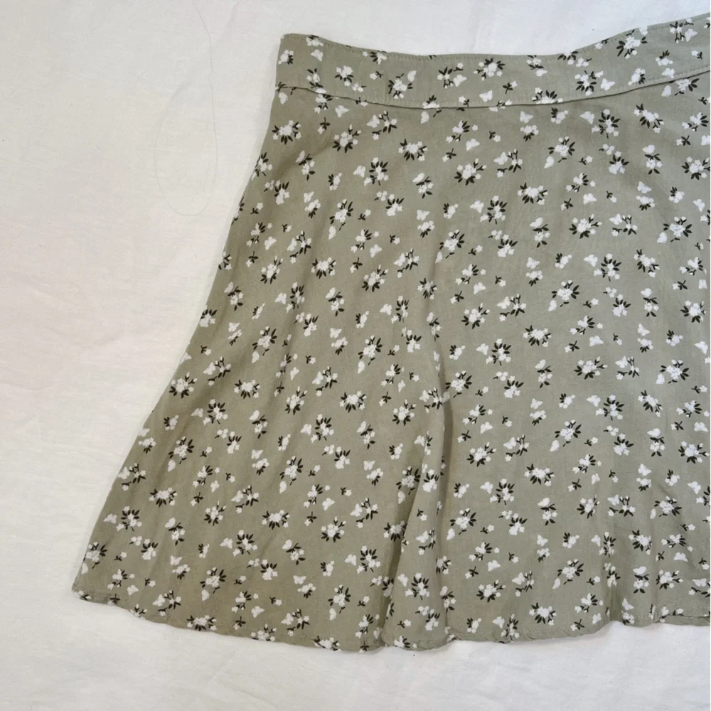 Hollister Floral Mini Skirt - Picture 3 of 5